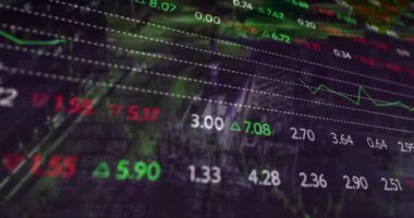 Şehir manzarası üzerinde finansal veri işleme animasyonu. küresel iş, finans ve dijital arayüz kavramı dijital olarak oluşturulmuş video.