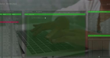 Bilgisayarla Asyalı kızın veri işleme animasyonu. Küresel iş ve dijital arayüz kavramı dijital olarak oluşturulmuş video.