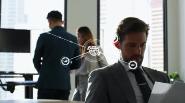 Kafkasyalı adam bilgisayar uygulama simgeleriyle raporları ve iş arkadaşlarının dikiz görüntülerini analiz ediyor. Animasyon, dijital kompozit, takım çalışması, iletişim, bağlantı, iş ve ofis kavramı.