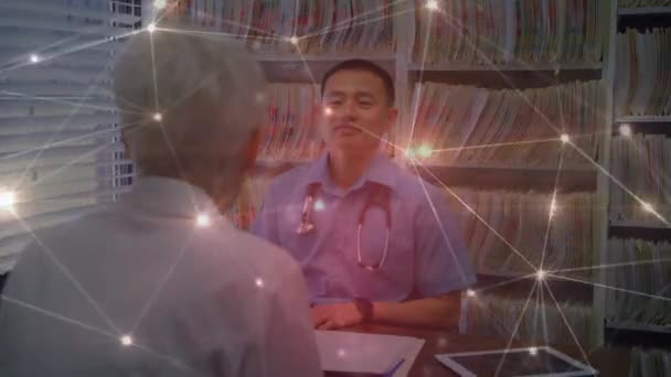 Animación Puntos Iluminados Conectando Con Líneas Sobre Médico Asiático Consultando — Vídeo de stock