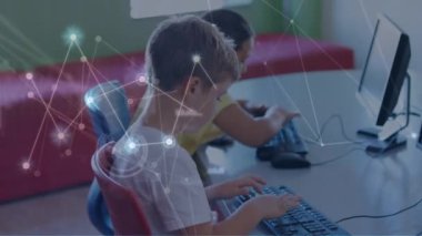 Okuldaki bilgisayar kullanan beyaz bir çocuk üzerinde parlayan bağlantı ağının animasyonu. Okul ve eğitim teknolojisi kavramı