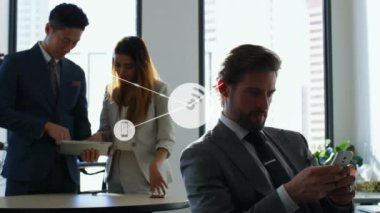 Cep telefonu ve tablet kullanarak farklı iş arkadaşlarının üzerinden birbirine bağlanan kablosuz ağ ve telefon simgeleri. Animasyon, dijital kompozit, takım çalışması, telekomünikasyon, ofis ve kablosuz teknoloji kavramı.