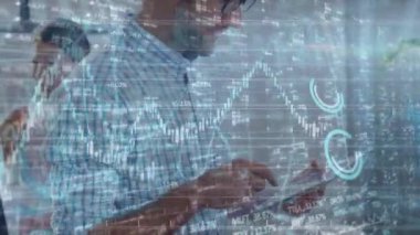 Ofiste dijital tablet kullanan beyaz adamın finansal veri işleme animasyonu. Küresel finans ve iş teknolojisi kavramı