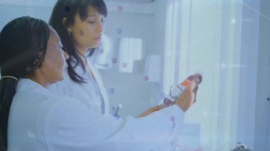 Hastanede kan torbalarını kontrol eden Asyalı kadın doktorlarla DNA karşılaştırması. Dijital bileşik, çoklu maruz kalma, sağlık ve tıp, biyoteknoloji, bilim ve teknoloji.