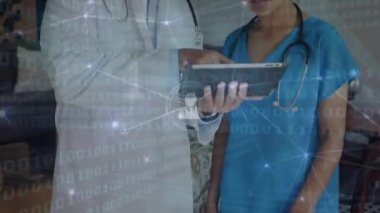Dijital tablet kullanan çeşitli erkek ve kadın doktorlar üzerindeki profil simgelerinin animasyonu. Tıbbi sağlık ve teknoloji konsepti