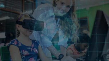 Bilgisayar ve VR kullanan öğretmen ve kız öğrencinin 6G metin ve veri işleme animasyonu. Küresel iletişim, iş dünyası, veri güvenliği ve dijital arayüz kavramı dijital olarak oluşturulmuş video.