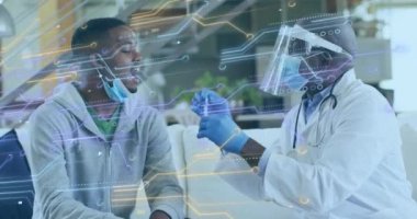 Afro-Amerikan doktorların hastalardan örnek almasıyla ilgili entegre devrelerin animasyonu. Sağlık, ilaç ve koronavirüs covid 19 salgın konsepti dijital olarak oluşturulmuş video.