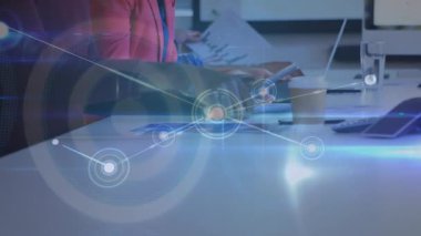 Ofiste tartışan iki farklı erkek ve kadın meslektaşın bağlantı ağının animasyonu. Küresel ağ ve iş teknolojisi kavramı