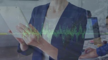 Tablet kullanan beyaz iş kadınının finansal veri işleme animasyonu. İş, veri işleme ve teknoloji konsepti dijital olarak oluşturulmuş video.