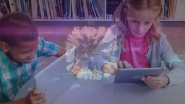 Tablet kullanan çeşitli okul çocukları üzerinde grafik ve veri işleme animasyonları. Dijital olarak oluşturulmuş küresel iletişim, eğitim, veri ve dijital arayüz kavramı.