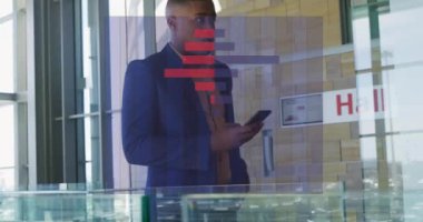 Afro-Amerikan iş adamının akıllı telefon kullanarak veri işleme animasyonu. küresel iş ve dijital arayüz kavramı dijital olarak oluşturulmuş video.