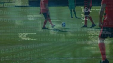 Çeşitli erkek futbol oyuncularının oynadığı veri işleme animasyonları. Küresel spor ve dijital arayüz kavramı dijital olarak oluşturulmuş video.