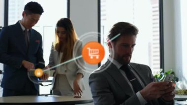 Uygulama simgeleri, ofisteki teknolojiyi kullanarak çok ırklı iş arkadaşları üzerinden hatlara bağlanıyor. Animasyon, dijital kompozit, takım çalışması, iş, telekomünikasyon ve güvenlik kavramı.