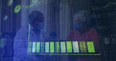 Afro-Amerikan erkek doktorların kadın hastalarla konuştuğu covid-19 veri işleme animasyonu. Covid-19 salgın konsepti