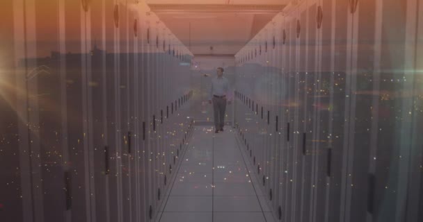 Σύνθετο Βίντεο Καυκάσιου Αρσενικού Μηχανικού Που Περπατάει Στο Δωμάτιο Του — Αρχείο Βίντεο