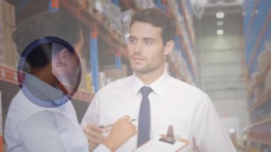 Çeşitli erkek ve kadın yöneticilerin tartışması üzerine istatistiksel veri işleme animasyonu. Lojistik işi ve teknoloji konsepti