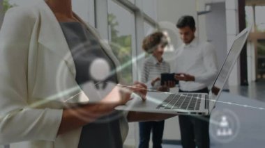 Kafkasyalı iş kadını ve dizüstü bilgisayarlı bağlantıların animasyonu. İş, ağ, bağlantılar ve teknoloji konsepti dijital olarak oluşturulmuş video.