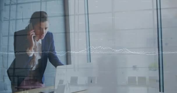 Анімація Цифрових Хвиль Над Бізнес Леді Розмовляють Мобільному Телефоні Проміжок — стокове відео