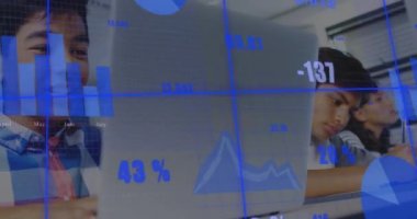 Dizüstü bilgisayar kullanarak çeşitli öğrencilerin veri işleme animasyonları. Küresel iş ve dijital arayüz kavramı dijital olarak oluşturulmuş video.