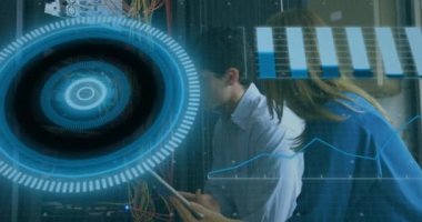 Sunucu odasında çalışan beyaz erkek ve kadın mühendisler üzerinde veri işleme animasyonu. Bilgisayar arayüzü ve iş veri depolama teknolojisi kavramı