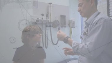 Hastanedeki çocuğa termometre gösteren Asyalı doktorun çizgileriyle birleşen noktaların animasyonu. Dijital bileşik, çoklu maruz kalma, sağlık, çocukluk, tıbbi ve teknoloji konsepti.
