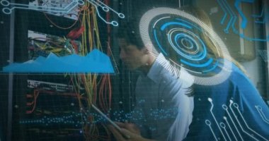 Sunucu odasında çalışan beyaz erkek ve kadın mühendisler üzerinde veri işleme animasyonu. Bilgisayar arayüzü ve iş veri depolama teknolojisi kavramı