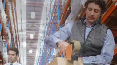 Beyaz erkek işçilerin ambalaj kutusunda veri işleme animasyonu. Lojistik işi ve teknoloji konsepti