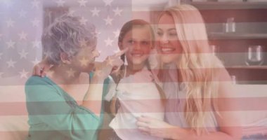 Amerika bayrağının Kafkas kadın çifti ve kızı üzerinde canlandırılması. Vatanseverlik ve ekoloji kavramı dijital olarak oluşturulmuş video.