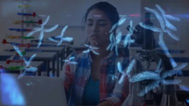 Üniversitede mikroskop ve dizüstü bilgisayar kullanarak melez bir kızın üzerinde yüzen atardamarların animasyonu. Eğitim kavramı