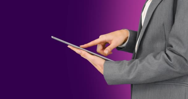 Animation Caucasian Businesswoman Using Tablet Purple Background Global Business Digital — Wideo stockowe