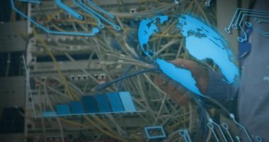 Sunucu odasında kablo tutan erkek mühendisin orta bölümündeki veri işleme animasyonu. Bilgisayar arayüzü ve iş veri depolama teknolojisi kavramı