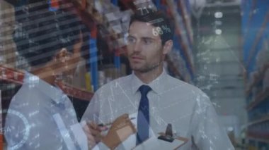 Çeşitli erkek ve kadın yöneticilerin tartışması üzerine istatistiksel veri işleme animasyonu. Lojistik işi ve teknoloji konsepti