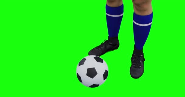 Jugador Fútbol Con Pelota Sobre Fondo Verde — Vídeos de Stock