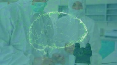 Kafkasyalı laboratuvar çalışanları üzerinde mikroskop ile güvenlik giysileri içinde beyin animasyonu. Dijital olarak üretilen bilim, sağlık ve laboratuvar konsepti.