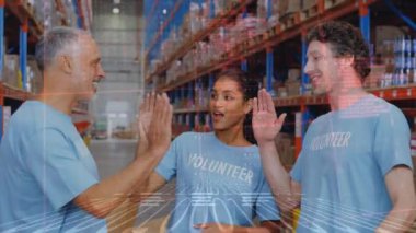 Çeşitli erkek ve kadın gönüllülerin birbirlerine beşlik çakması üzerine veri işleme animasyonu. Gönüllü olma ve bağış konsepti