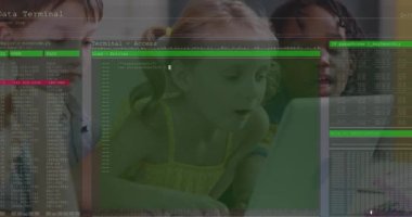 Dizüstü bilgisayar kullanarak çeşitli öğrencilerin veri işleme animasyonları. Küresel iş ve dijital arayüz kavramı dijital olarak oluşturulmuş video.