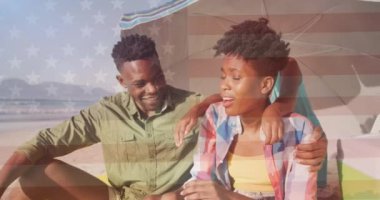 Sahildeki Afro-Amerikan ailesinin bayrağının canlandırılması. Vatanseverlik ve kutlama konsepti dijital olarak oluşturulmuş video.