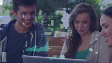 Çeşitli öğrencilerin konuşmaları üzerine veri işleme animasyonu. Küresel eğitim ve dijital arayüz kavramı dijital olarak oluşturulmuş video.