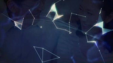 Akıllı telefon kullanarak Asyalı kadının üzerindeki dünya ve şekillerin animasyonu. Küresel iş ve dijital arayüz kavramı dijital olarak oluşturulmuş video.