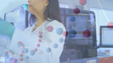 Laboratuvarda test tüpü raflarını kontrol eden Asyalı kadın bilim adamı üzerinde dönen DNA sarmalı animasyonu. Dijital bileşik, çoklu pozlama, kimya, araştırma, genetik, molekül ve tıbbi konsept.