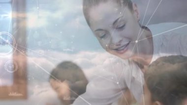 Gülümseyen beyaz kadın öğretmenin sınıftaki öğrencilere notları birleştirip öğrettiği animasyon. Futuristik, dijital animasyon, okul, eğitim, bilgi.