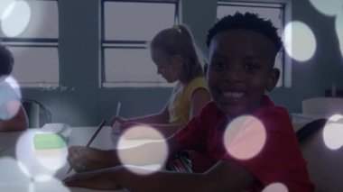 Afrika kökenli Amerikalı bir çocuğun okulda okuması üzerine ışık ve matematiksel denklemlerin animasyonları. Okul ve eğitim teknolojisi kavramı