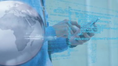 Kafkasyalı iş adamının akıllı telefon kullanarak dünya ve veri işleme animasyonu. Küresel iş, bilgisayar ve dijital arayüz kavramı dijital olarak oluşturulmuş video.