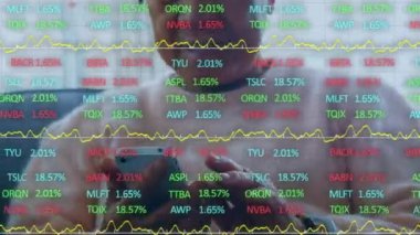 Akıllı telefon kullanan yaşlı Asyalı kadın hakkında finansal grafiklerin ve verilerin animasyonu. İletişim, finans ve teknoloji konsepti dijital olarak oluşturulmuş video.