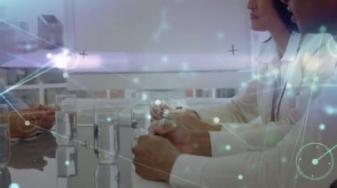 Çeşitli iş adamları üzerindeki bağlantı ağının animasyonu. küresel iş, bağlantılar ve dijital arayüz konsepti dijital olarak oluşturulmuş video.