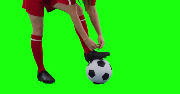 绿色背景的女足球运动员 — 图库视频影像