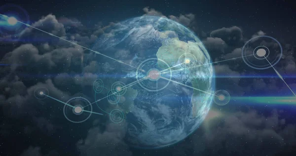 Sieć Połączeń Przez Wirujący Glob Przeciwko Chmurom Błękitnym Niebie Globalna — Zdjęcie stockowe