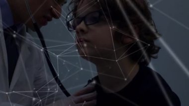 Asyalı erkek doktorla hasta arasındaki bağlantı ağının animasyonu. Küresel tıp ve dijital arayüz kavramı dijital olarak oluşturulmuş video.