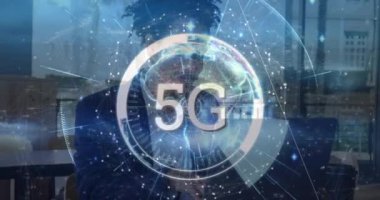 5G metnin animasyonu, dünya ile bağlantı ağı ve çift ırklı adamın dizüstü bilgisayarı kullanması. Dijital olarak oluşturulmuş küresel bağlantılar, ağlar ve veri işleme kavramı.