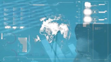 Dünya ile dijital bilgi arayüzünün animasyonu, beyaz adamın başı, gökyüzüne karşı yel değirmeni. Dijital bileşik, çoklu maruz kalma, küreselleşme, veritabanı, sürdürülebilir enerji, teknoloji.